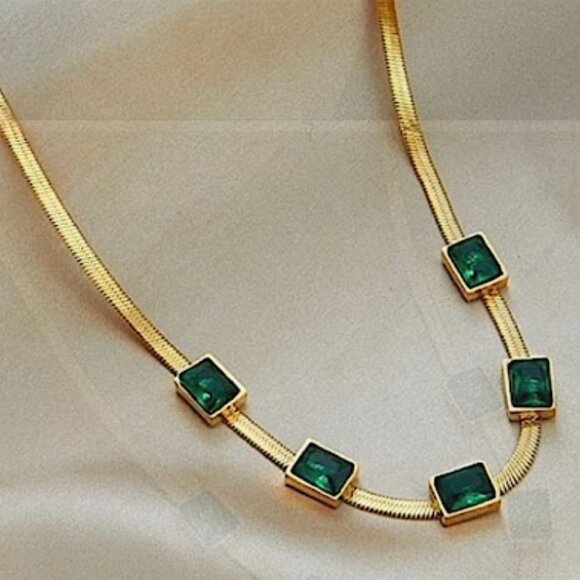 18K GOLD PLATED EMERALD GREEN STONE NECKLACE - Picture 2 of 6
